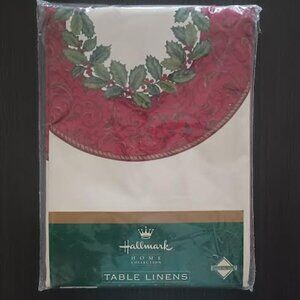 HALLMARK HOME COLLECTION CHRISTMAS HOLLY TABLE CLOTH 60" X 84" OVAL NEW